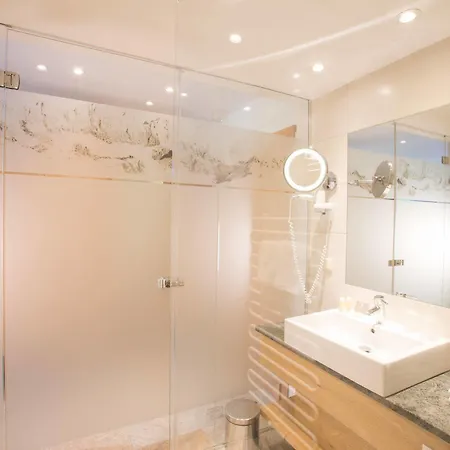 מלון Schuetterhof 4*
